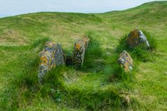 Torrylin Cairn, Stones lining the passage