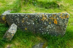 Torrylin Cairn, A dividing slab inside the passage