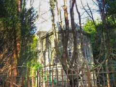 Vaynol Woods, the mausoleum (c) Eric Jones