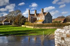 Woolbridge Manor and bridge (c) Mike Searle
