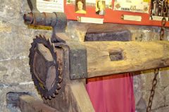 Medieval portcullis mechanism