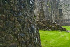 Old Inverlochy Castle, Inside the curtain wall