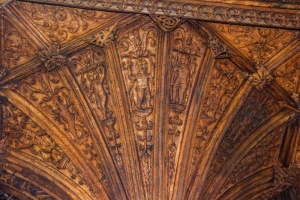Carved cornice of the screen