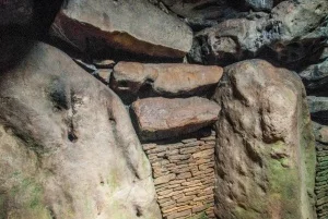 The passage side-wall