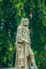 Dr Hans Sloane statue