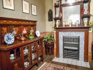 An 1890 room in Aesthetic style