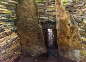 The round cairn interior