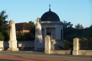 Kempston war memorial (c) Dennis Simpson