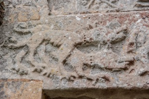 Hunting dogs on the lintel