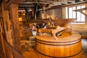 Grain hoppers for the millstones