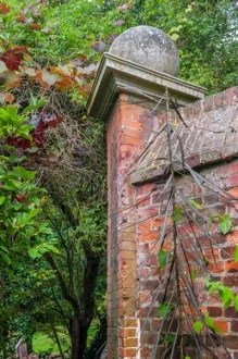The Irishman's Shirt and pillar