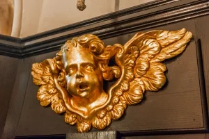 A gilded cherub in the entrance passage