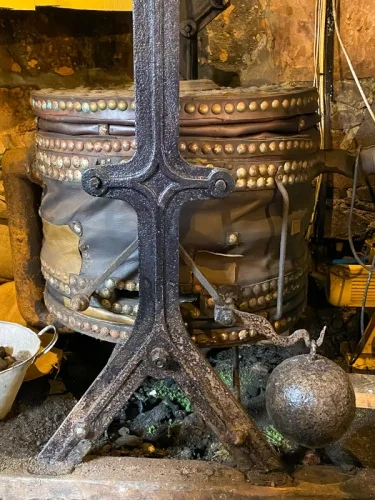 Double-action bellows in the Smiddy