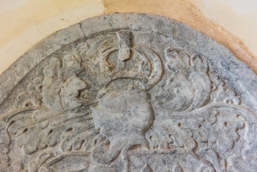 Yorkist symbols on the Traitor's Arms
