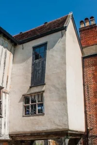 Upper floor jetty over the alley passage