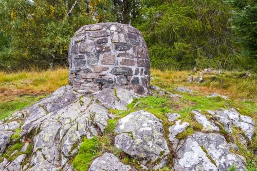 Clan MacLaren cairn, Creag an Tuirc