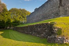 Retaining wall to the castle rear