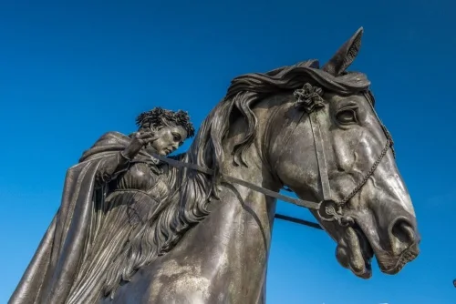 The Fine Lady statue