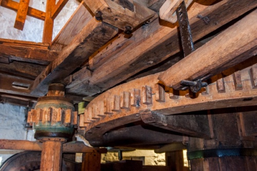 The wooden cogged gears