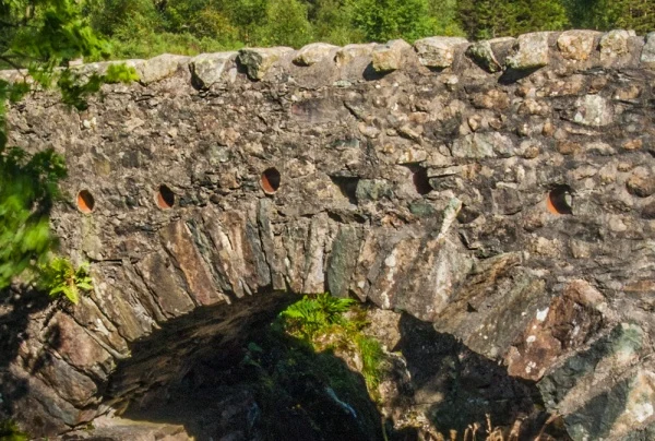 Drainage channels in the bridge parapet