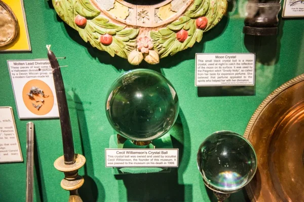 Crystal balls and divination tools