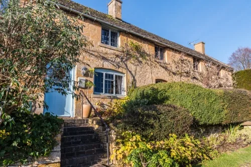 Cotswold stone cottages on Rectory Road