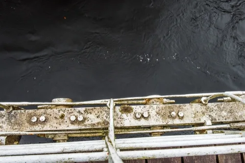 The bridge centrepoint - note only one thin iron cable attachment