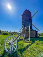 Another view of the tail pole and cartwheel