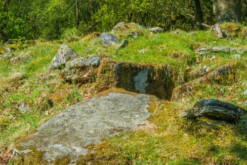 Another look at the south-east burial chamber