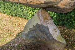 The capstone doesn't touch this support stone