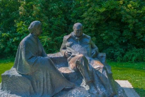 The Churchills' statues by the lake