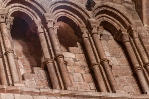Triforium arcading in the nave