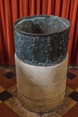 The unusual lead font