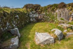 A semi-circular chamber in House 6
