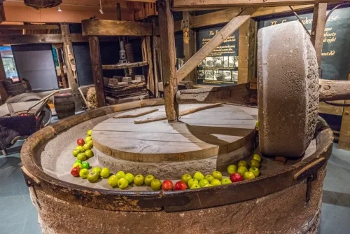 Traditional apple crushing equipment