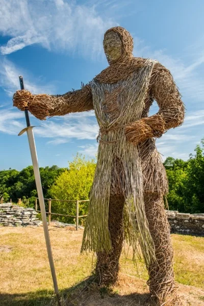 The straw figure of a knight in the inner ward