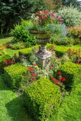 An urn and hedges in the formal Sundial Garden