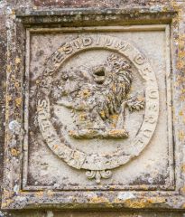 Family coat of arms on the gateway