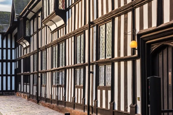 Looking into the courtyard from Hill Street
