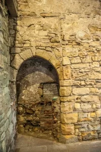 The ghostly niche in the medieval hall