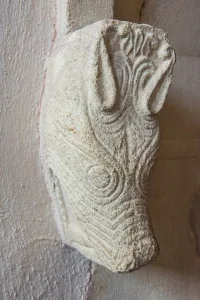 Beast head label stop