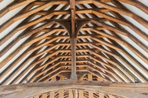 Crown-post roof construction