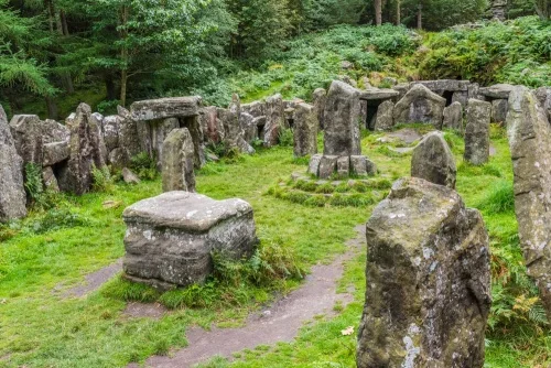The circle and stone altar