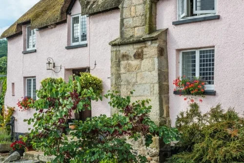 A thatched cottage on Briton Street Lane