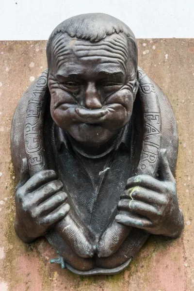 The 'gurning' sculpture