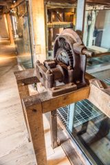 The sluice gate mechanism