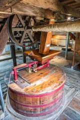 The enclosed millstones