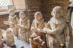 Kneeling figures, Savage memorial