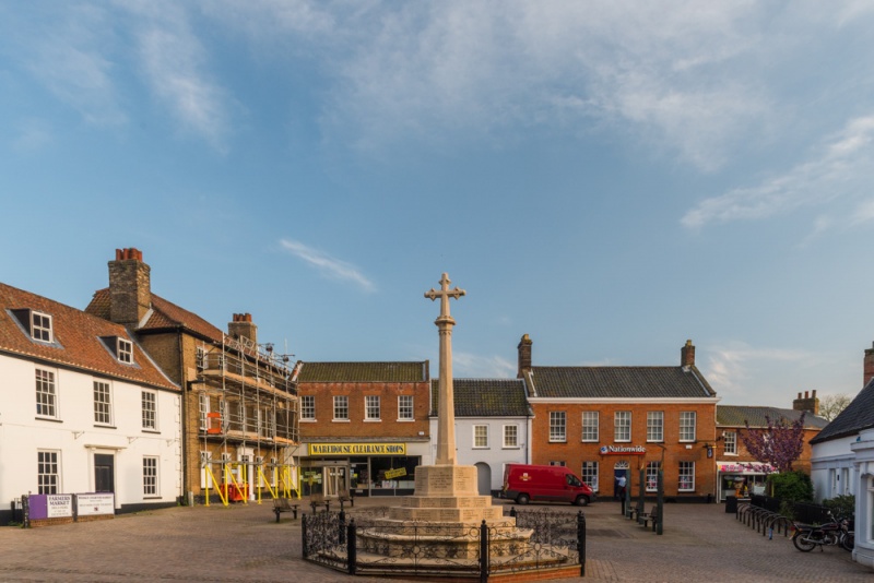 Fakenham market place and war memorial