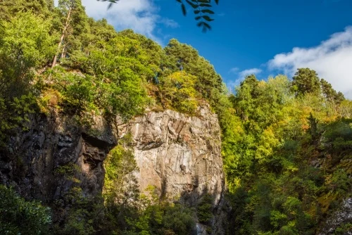 Dramatic cliffs above the Falls